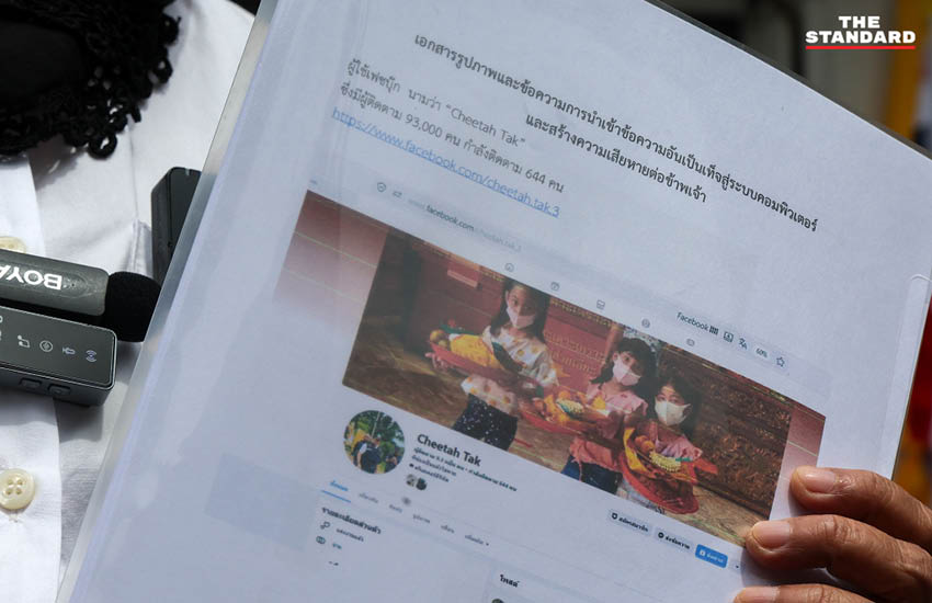 สว.อังคณา นีละไพจิตร ขณะเข้าแจ้งความที่สถานีตำรวจนครบาลบางยี่เรือ 1