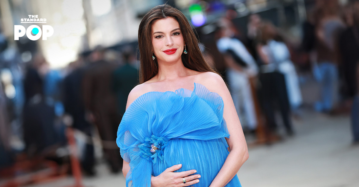 Anne Hathaway ในชุดกาวน์สีฟ้าจาก Dior เดินพรมแดงงานพรีเมียร์ The Odyssey พร้อมโชว์หน้าท้องที่กำลังตั้งครรภ์