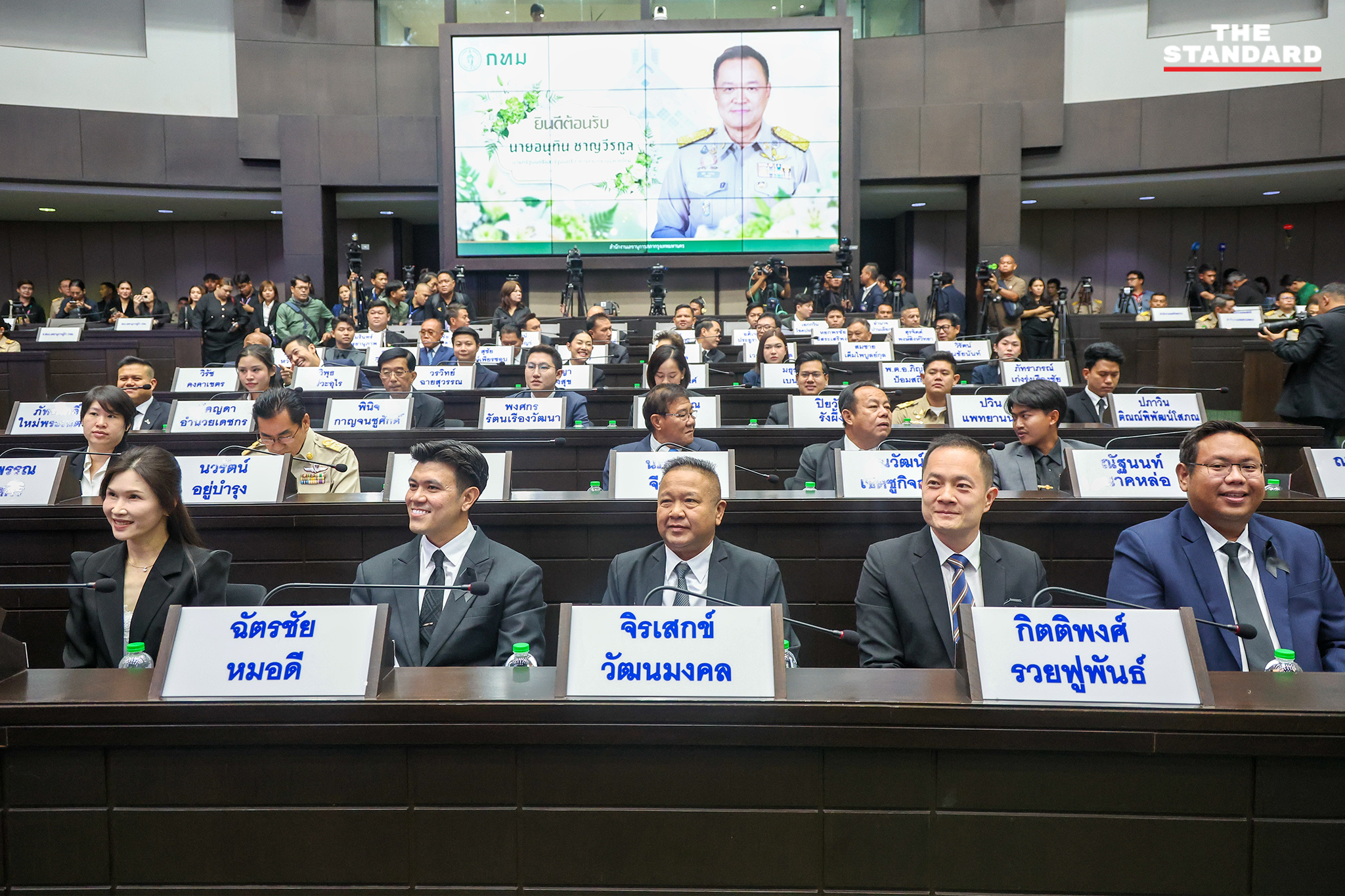 อนุทิน ชาญวีรกูล รัฐมนตรีว่าการกระทรวงมหาดไทย เปิดประชุมสภา กทม. โดยมี ชัชชาติ สิทธิพันธุ์ ผู้ว่าฯ กทม. ต้อนรับ 12