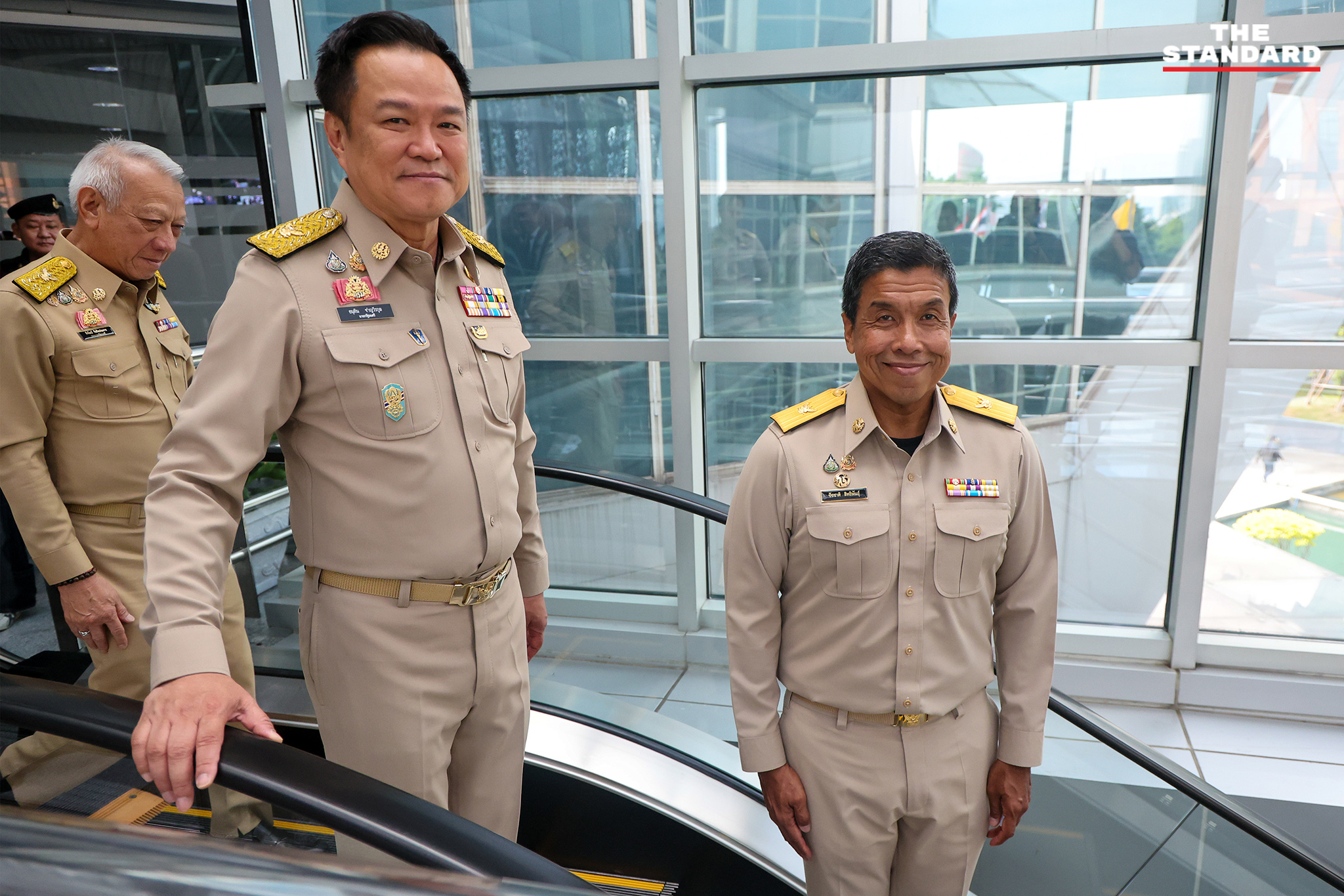 อนุทิน ชาญวีรกูล รัฐมนตรีว่าการกระทรวงมหาดไทย เปิดประชุมสภา กทม. โดยมี ชัชชาติ สิทธิพันธุ์ ผู้ว่าฯ กทม. ต้อนรับ 3