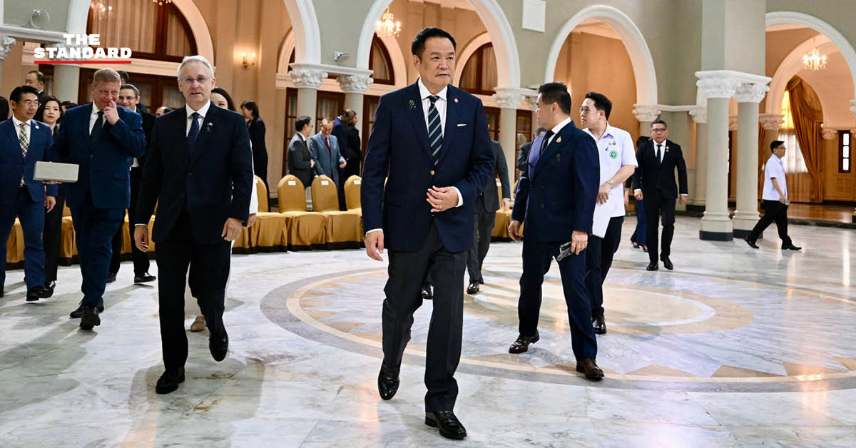 อนุทิน ชาญวีรกูล นายกรัฐมนตรีและรัฐมนตรีว่าการกระทรวงมหาดไทย ให้สัมภาษณ์สื่อมวลชน
