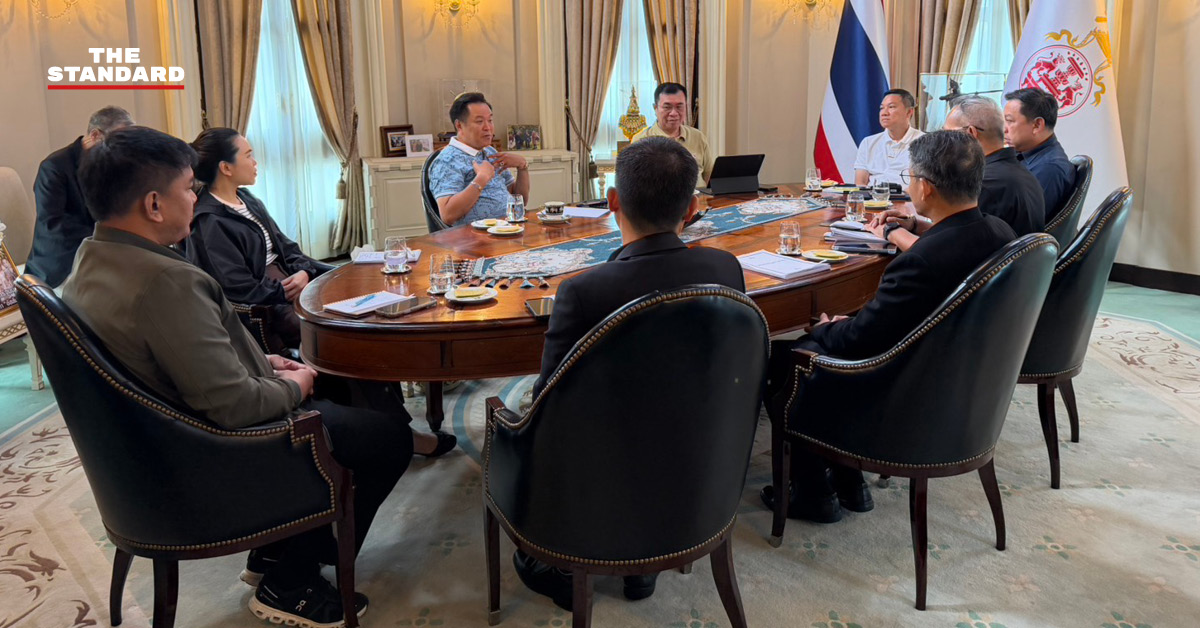 อนุทิน ชาญวีรกูล ประชุมกับทีมงานกระทรวงมหาดไทยที่ทำเนียบรัฐบาล