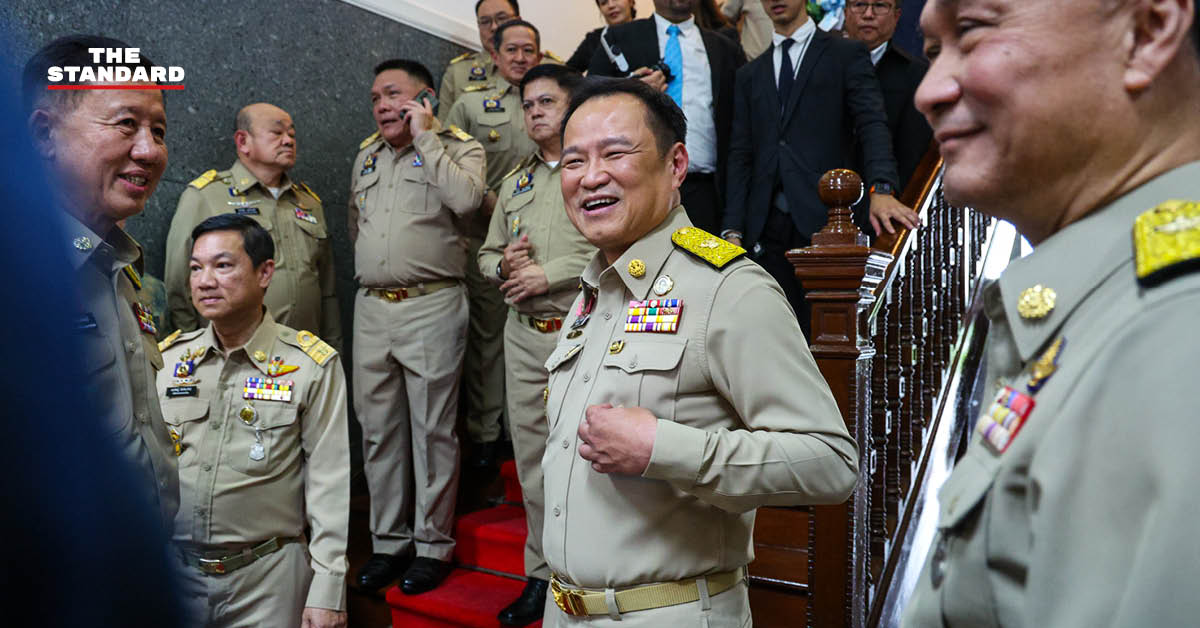 อนุทิน ชาญวีรกูล รัฐมนตรีว่าการกระทรวงมหาดไทย ยืนหน้าตราสัญลักษณ์กระทรวงมหาดไทย