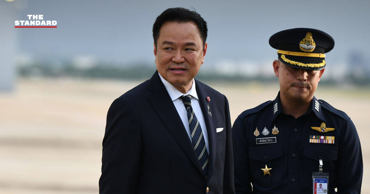 อนุทิน ชาญวีรกูล ให้สัมภาษณ์สื่อมวลชนที่สนามบินดอนเมือง ก่อนเดินทางเยือนจีน