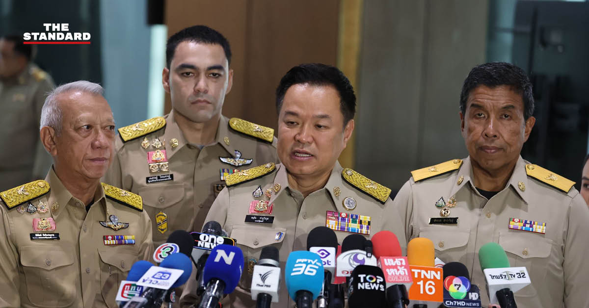 อนุทิน ชาญวีรกูล นายกรัฐมนตรีและรัฐมนตรีว่าการกระทรวงมหาดไทย ลงพื้นที่ตรวจสอบเหตุเพลิงไหม้ร้านอาหารกึ่งโรงเบียร์ย่านลาดพร้าว