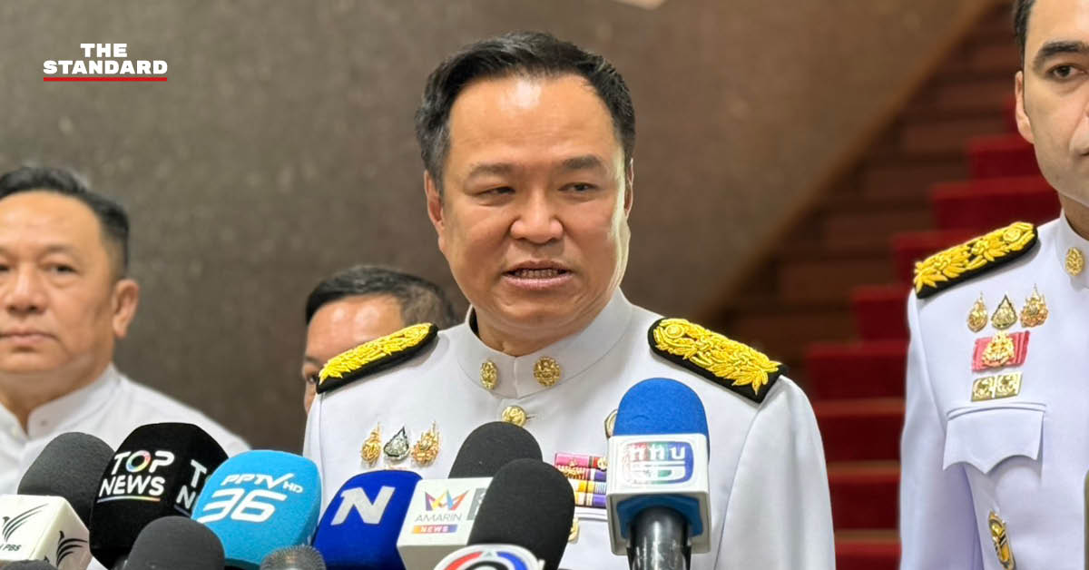 อนุทิน ชาญวีรกูล ให้สัมภาษณ์สื่อมวลชน