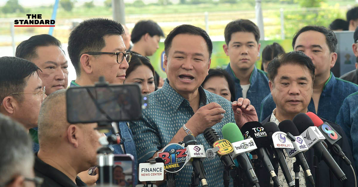 อนุทิน ชาญวีรกูล นายกรัฐมนตรีและรัฐมนตรีว่าการกระทรวงมหาดไทย กำลังให้สัมภาษณ์สื่อมวลชน