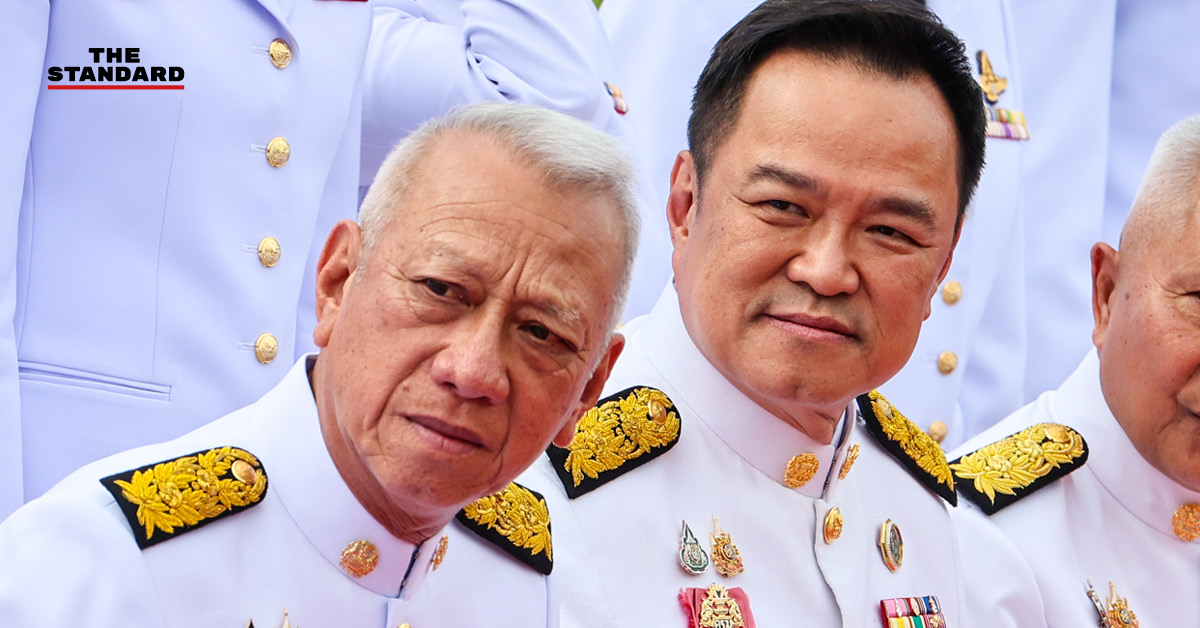 อนุทิน ชาญวีรกูล และ พิพัฒน์ รัชกิจประการ นั่งคู่กัน