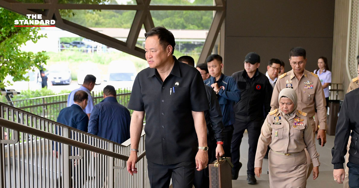 อนุทิน ชาญวีรกูล นายกรัฐมนตรีและรัฐมนตรีว่าการกระทรวงมหาดไทย ให้สัมภาษณ์สื่อมวลชน
