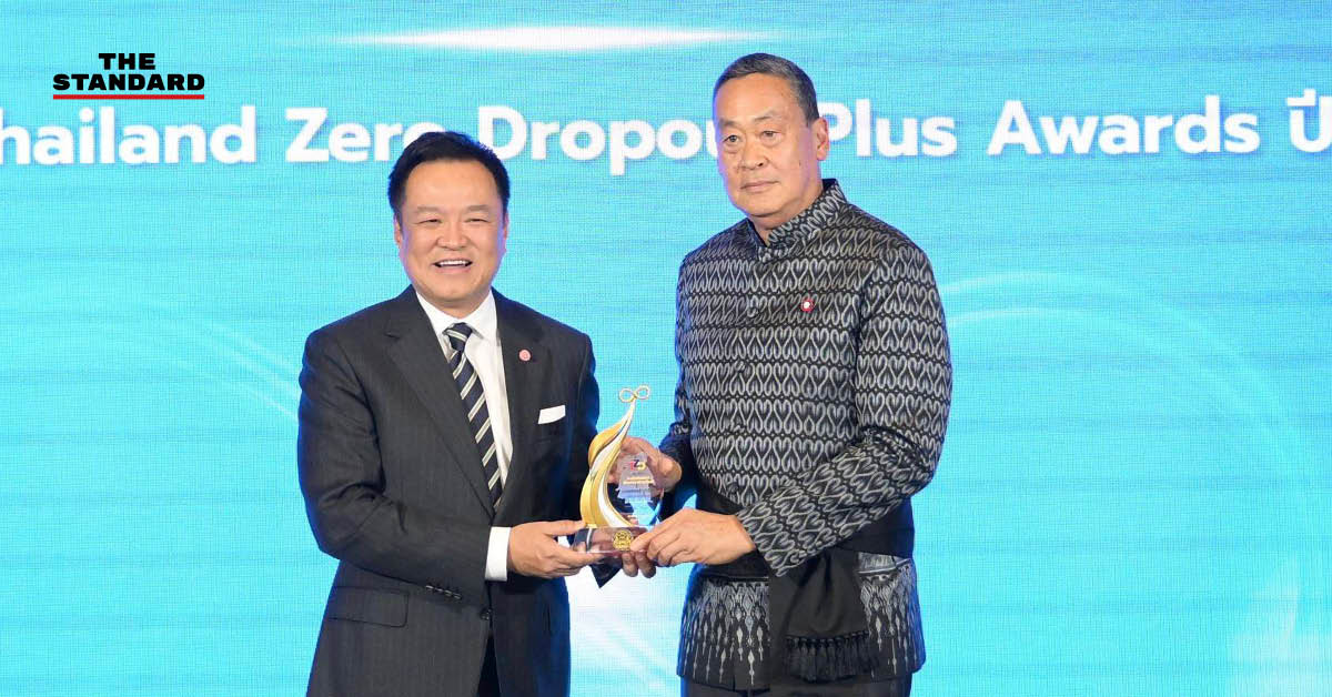 อนุทิน ชาญวีรกูล และ เศรษฐา ทวีสิน ยืนยิ้มคู่กันในพิธีมอบรางวัลที่ทำเนียบรัฐบาล