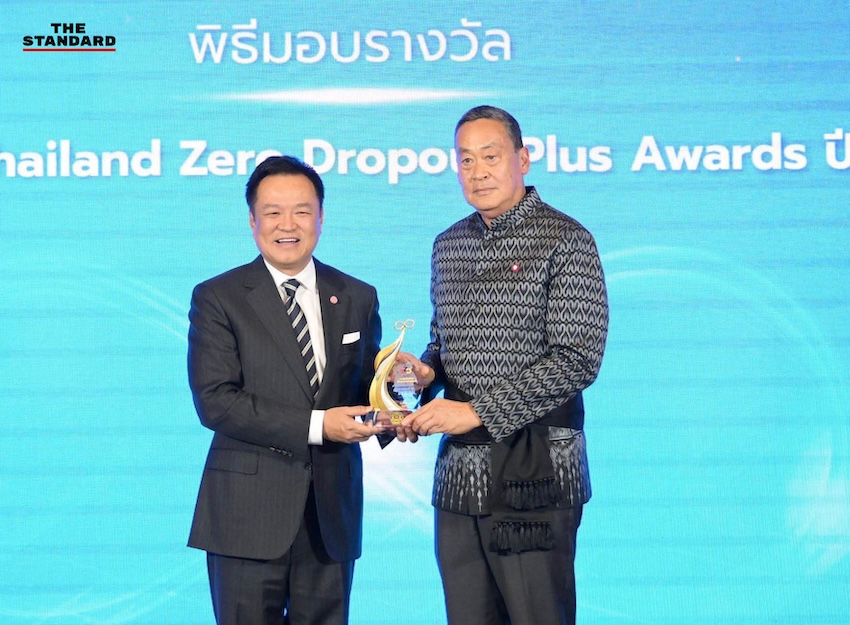 อนุทิน ชาญวีรกูล และ เศรษฐา ทวีสิน ยืนยิ้มคู่กันในพิธีมอบรางวัลที่ทำเนียบรัฐบาล 1