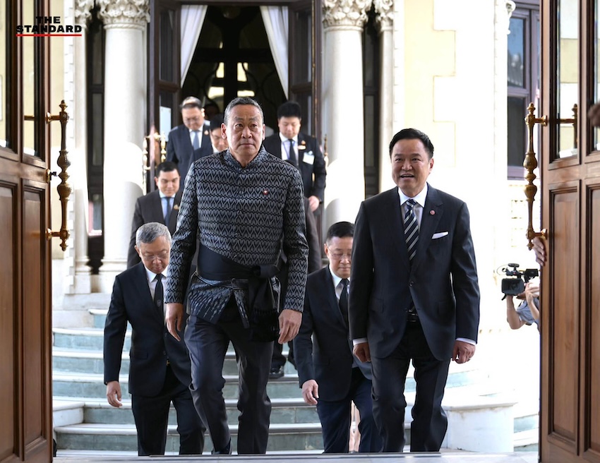 อนุทิน ชาญวีรกูล และ เศรษฐา ทวีสิน ยืนยิ้มคู่กันในพิธีมอบรางวัลที่ทำเนียบรัฐบาล 2