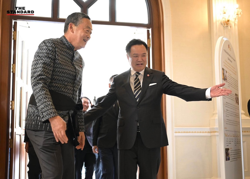 อนุทิน ชาญวีรกูล และ เศรษฐา ทวีสิน ยืนยิ้มคู่กันในพิธีมอบรางวัลที่ทำเนียบรัฐบาล 3