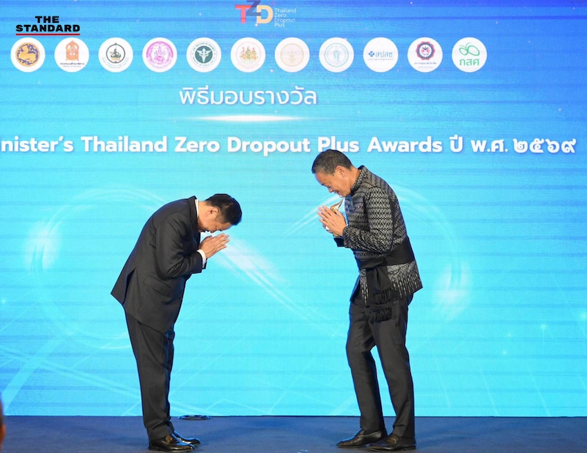 อนุทิน ชาญวีรกูล และ เศรษฐา ทวีสิน ยืนยิ้มคู่กันในพิธีมอบรางวัลที่ทำเนียบรัฐบาล 4