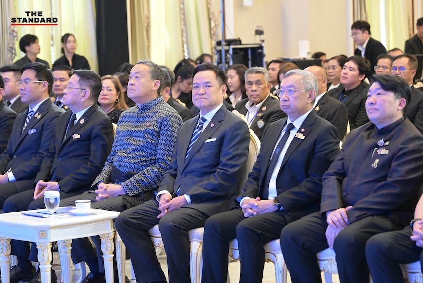 อนุทิน ชาญวีรกูล และ เศรษฐา ทวีสิน ยืนยิ้มคู่กันในพิธีมอบรางวัลที่ทำเนียบรัฐบาล 5
