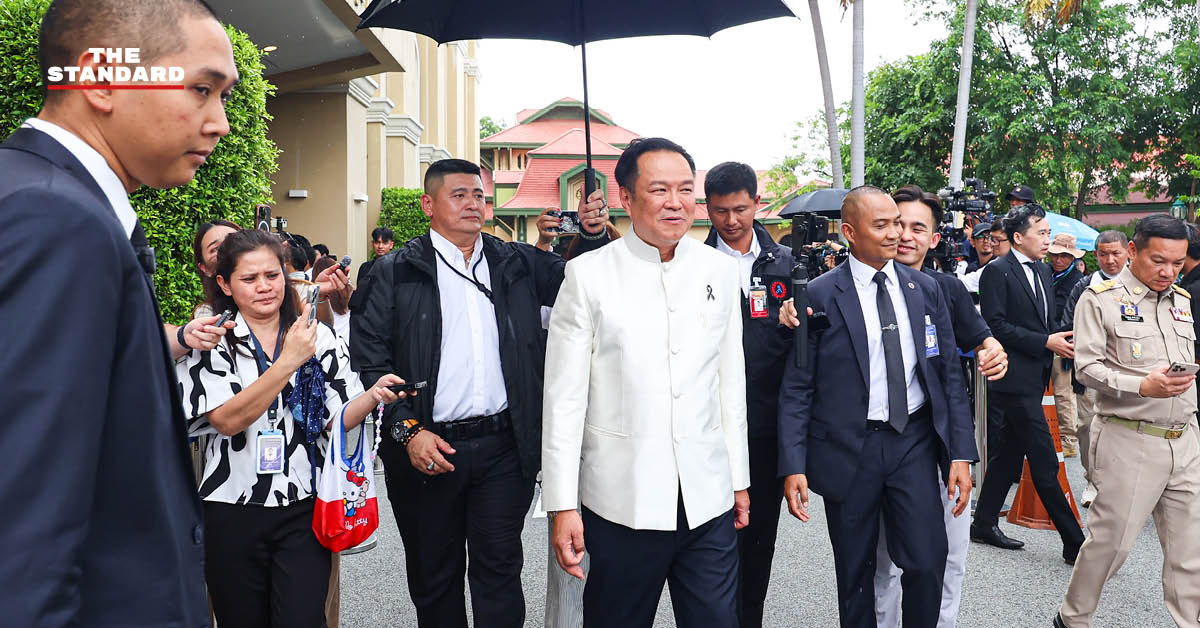 อนุทิน ชาญวีรกูล นายกรัฐมนตรีและรัฐมนตรีว่าการกระทรวงมหาดไทย กำลังให้สัมภาษณ์สื่อมวลชน