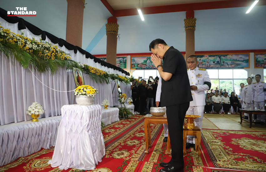 อนุทิน ชาญวีรกูล ร่วมพิธีสรงน้ำศพพระภิกษุที่วัดบ้านน้ำขุ่น จังหวัดอุบลราชธานี 1