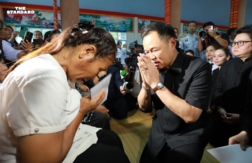 อนุทิน ชาญวีรกูล ร่วมพิธีสรงน้ำศพพระภิกษุที่วัดบ้านน้ำขุ่น จังหวัดอุบลราชธานี 2