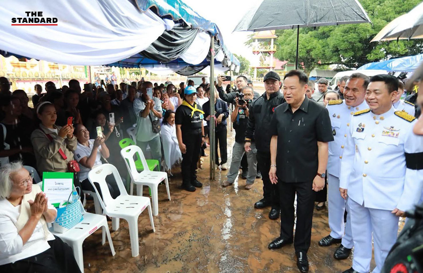 อนุทิน ชาญวีรกูล ร่วมพิธีสรงน้ำศพพระภิกษุที่วัดบ้านน้ำขุ่น จังหวัดอุบลราชธานี 4