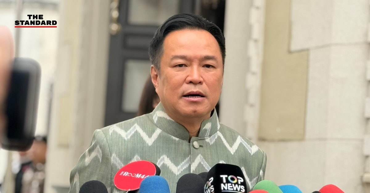 อนุทิน ชาญวีรกูล นายกรัฐมนตรี ให้สัมภาษณ์สื่อมวลชน
