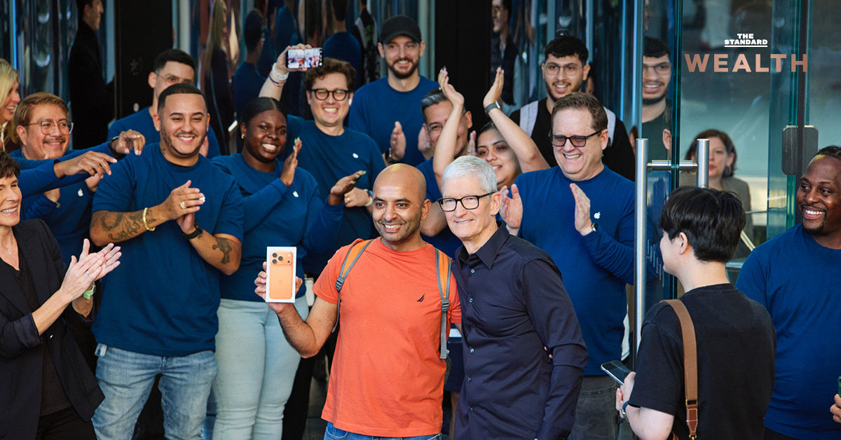 ภาพกราฟิกแสดงการฟ้องร้องระหว่าง Apple และ OpenAI พร้อมข้อความ 'งัดตำรา สงครามนิวเคลียร์ ของจอบส์มาใช้อีกครั้ง!'