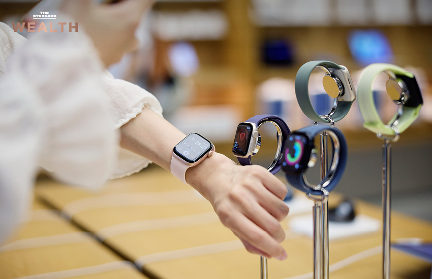 ภาพกราฟิกแสดงการฟ้องร้องระหว่าง Apple และ OpenAI พร้อมข้อความ 'งัดตำรา สงครามนิวเคลียร์ ของจอบส์มาใช้อีกครั้ง!' 3
