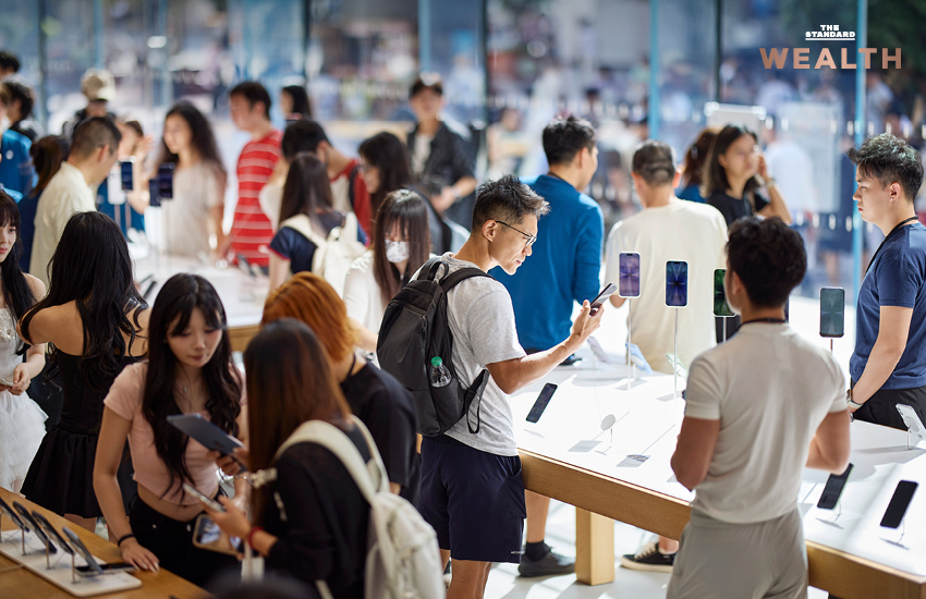 ภาพกราฟิกแสดงการฟ้องร้องระหว่าง Apple และ OpenAI พร้อมข้อความ 'งัดตำรา สงครามนิวเคลียร์ ของจอบส์มาใช้อีกครั้ง!' 6