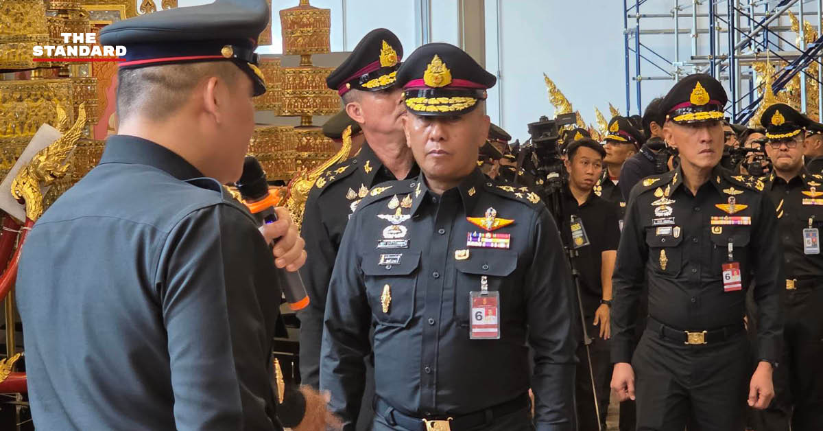 พล.อ. พนา แคล้วปลอดทุกข์ ผู้บัญชาการทหารบก ตรวจราชรถและราชยานที่กำลังบูรณะภายในพิพิธภัณฑสถานแห่งชาติ พระนคร