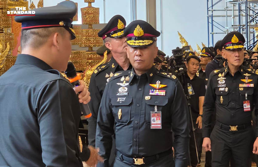 พล.อ. พนา แคล้วปลอดทุกข์ ผู้บัญชาการทหารบก ตรวจราชรถและราชยานที่กำลังบูรณะภายในพิพิธภัณฑสถานแห่งชาติ พระนคร 1