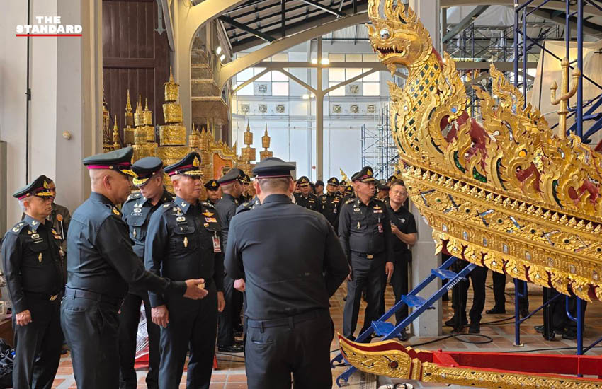 พล.อ. พนา แคล้วปลอดทุกข์ ผู้บัญชาการทหารบก ตรวจราชรถและราชยานที่กำลังบูรณะภายในพิพิธภัณฑสถานแห่งชาติ พระนคร 2