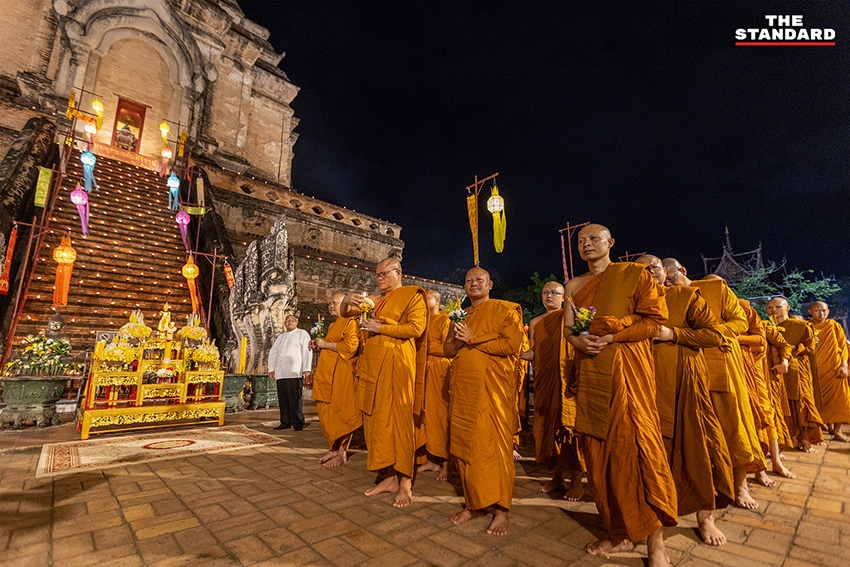 พุทธศาสนิกชนและนักท่องเที่ยวร่วมเวียนเทียนและจุดผางประทีปที่วัดเจดีย์หลวงในวันอาสาฬหบูชา 2