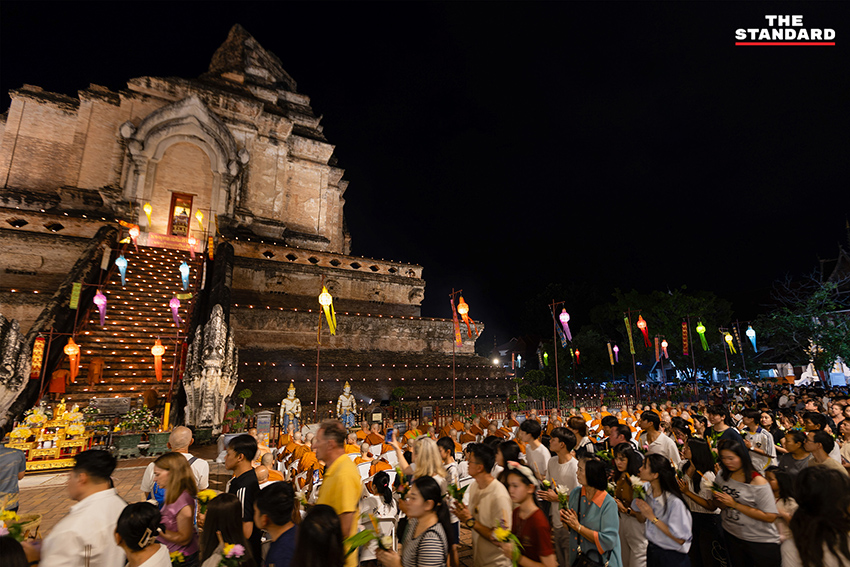 พุทธศาสนิกชนและนักท่องเที่ยวร่วมเวียนเทียนและจุดผางประทีปที่วัดเจดีย์หลวงในวันอาสาฬหบูชา 3