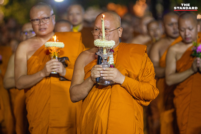 พุทธศาสนิกชนและนักท่องเที่ยวร่วมเวียนเทียนและจุดผางประทีปที่วัดเจดีย์หลวงในวันอาสาฬหบูชา 6