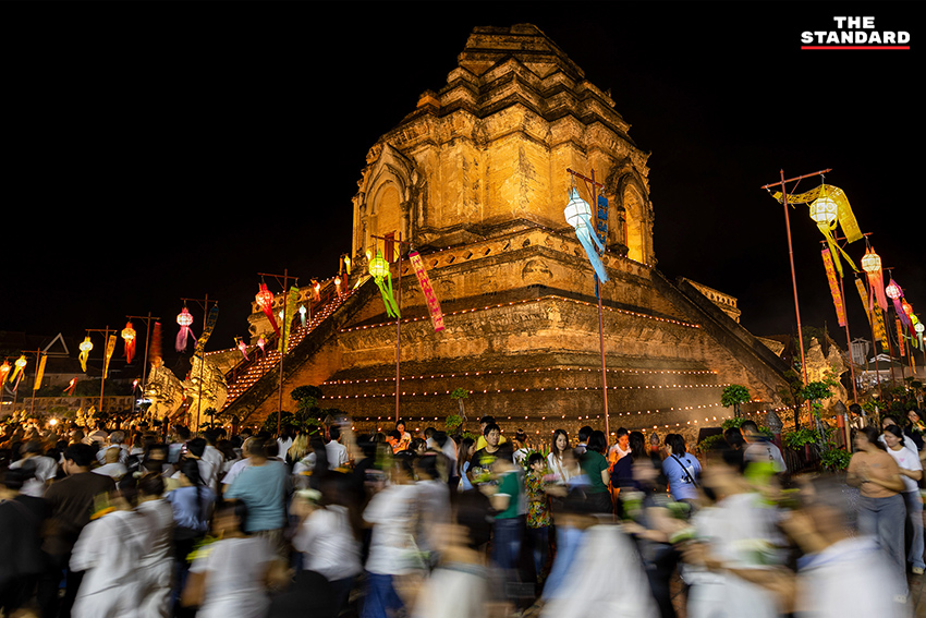 พุทธศาสนิกชนและนักท่องเที่ยวร่วมเวียนเทียนและจุดผางประทีปที่วัดเจดีย์หลวงในวันอาสาฬหบูชา 8