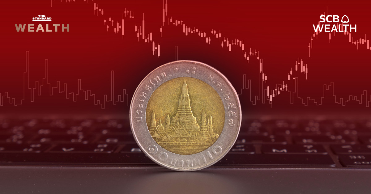 เหรียญ 10 บาทไทยพร้อมข้อความ 'เบื้องหลังทำไมเงินบาทอ่อนค่าหนักสุดในภูมิภาค'