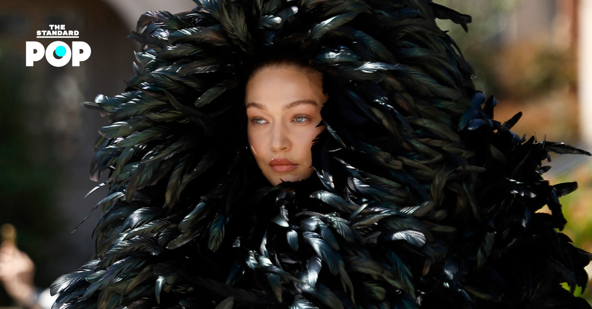 Gigi Hadid เดินแบบในชุดกูตูร์สีดำของ Balenciaga พร้อมผ้าคลุมยาวพลิ้วไหว