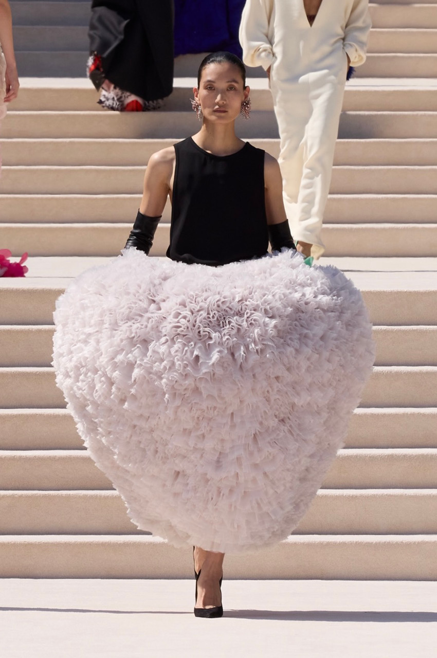 Gigi Hadid เดินแบบในชุดกูตูร์สีดำของ Balenciaga พร้อมผ้าคลุมยาวพลิ้วไหว 2