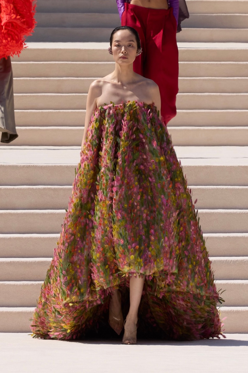 Gigi Hadid เดินแบบในชุดกูตูร์สีดำของ Balenciaga พร้อมผ้าคลุมยาวพลิ้วไหว 4