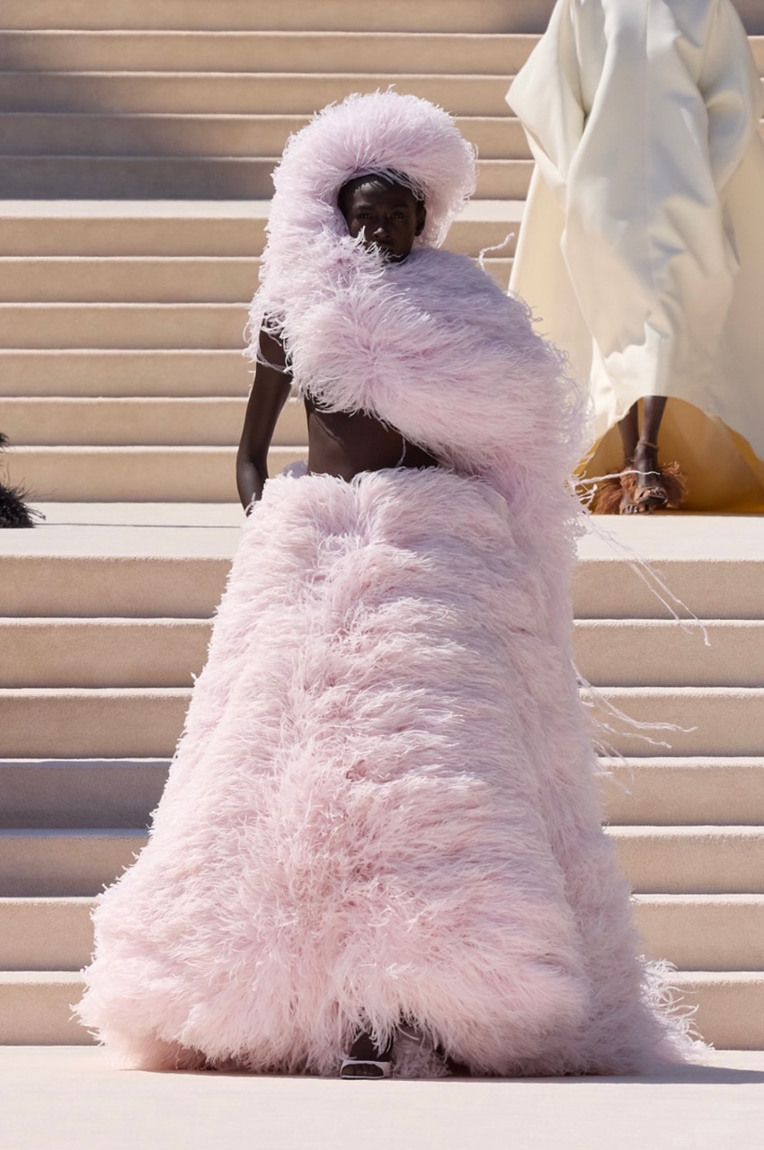 Gigi Hadid เดินแบบในชุดกูตูร์สีดำของ Balenciaga พร้อมผ้าคลุมยาวพลิ้วไหว 5