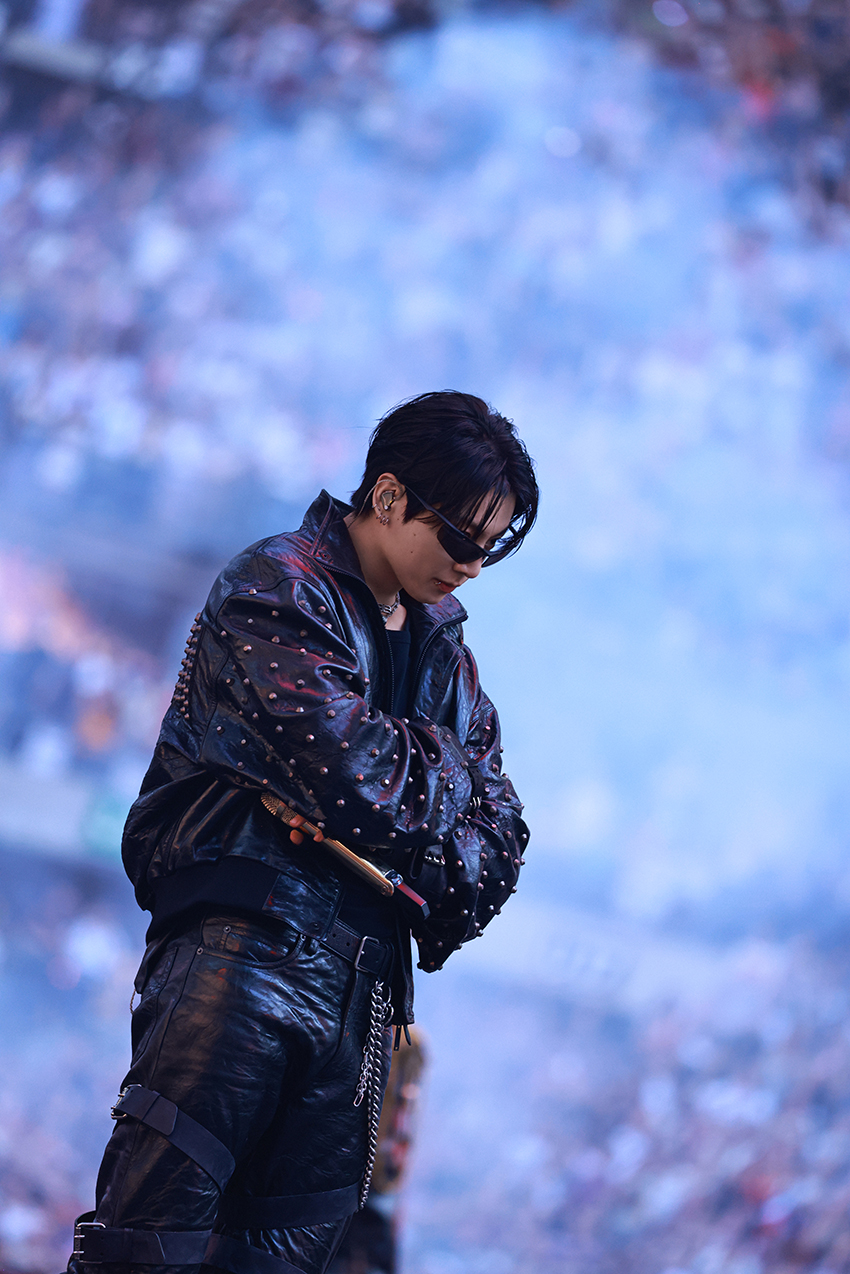 JUNG KOOK สวมชุดคัสตอมสีดำจาก BALENCIAGA สำหรับคอนเสิร์ต BTS 1