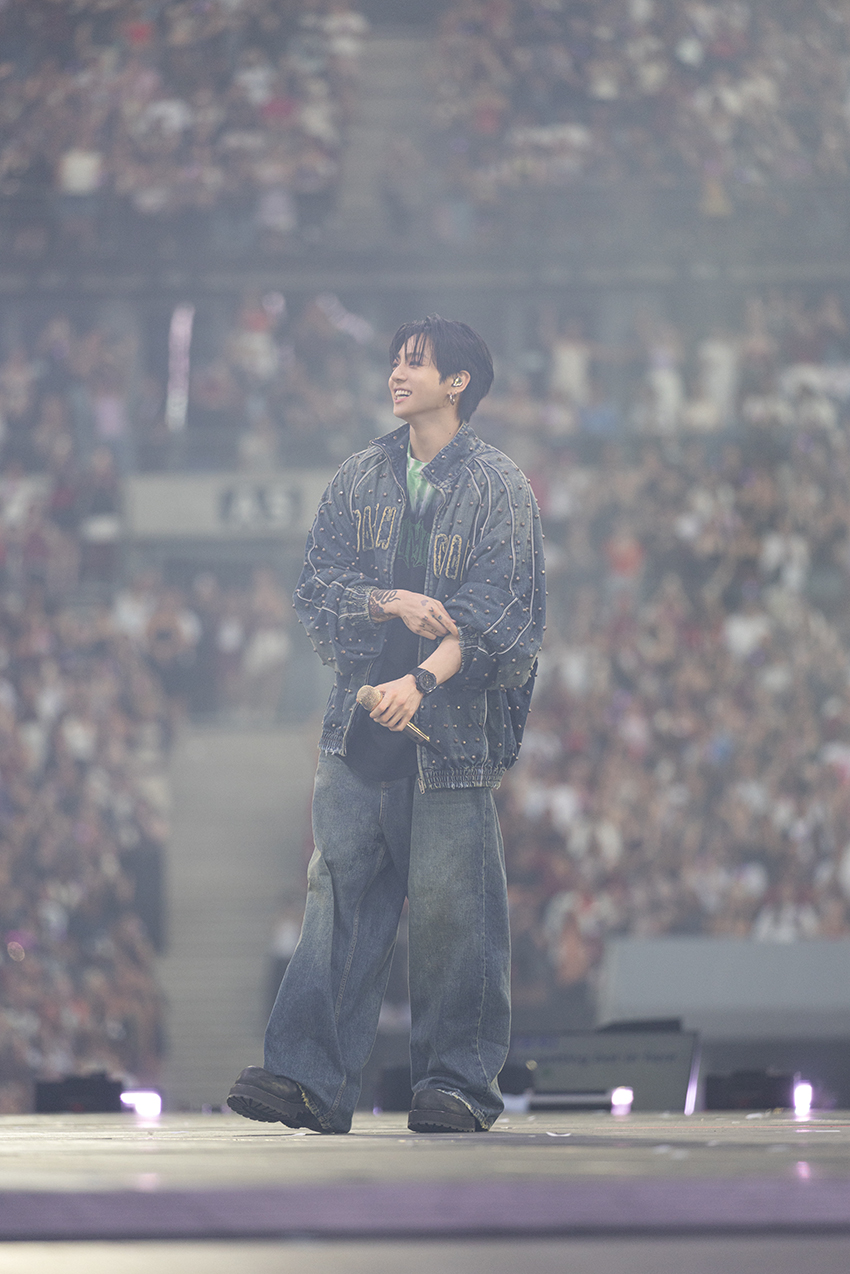 JUNG KOOK สวมชุดคัสตอมสีดำจาก BALENCIAGA สำหรับคอนเสิร์ต BTS 8