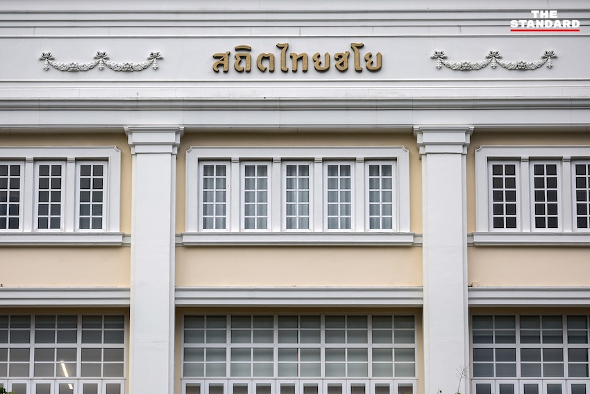 ภาพแสงไฟประดับยามค่ำคืนบนถนนราชดำเนินและอาคารประวัติศาสตร์ใจกลางกรุงเทพฯ 11
