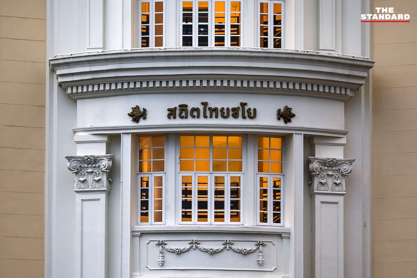 ภาพแสงไฟประดับยามค่ำคืนบนถนนราชดำเนินและอาคารประวัติศาสตร์ใจกลางกรุงเทพฯ 9