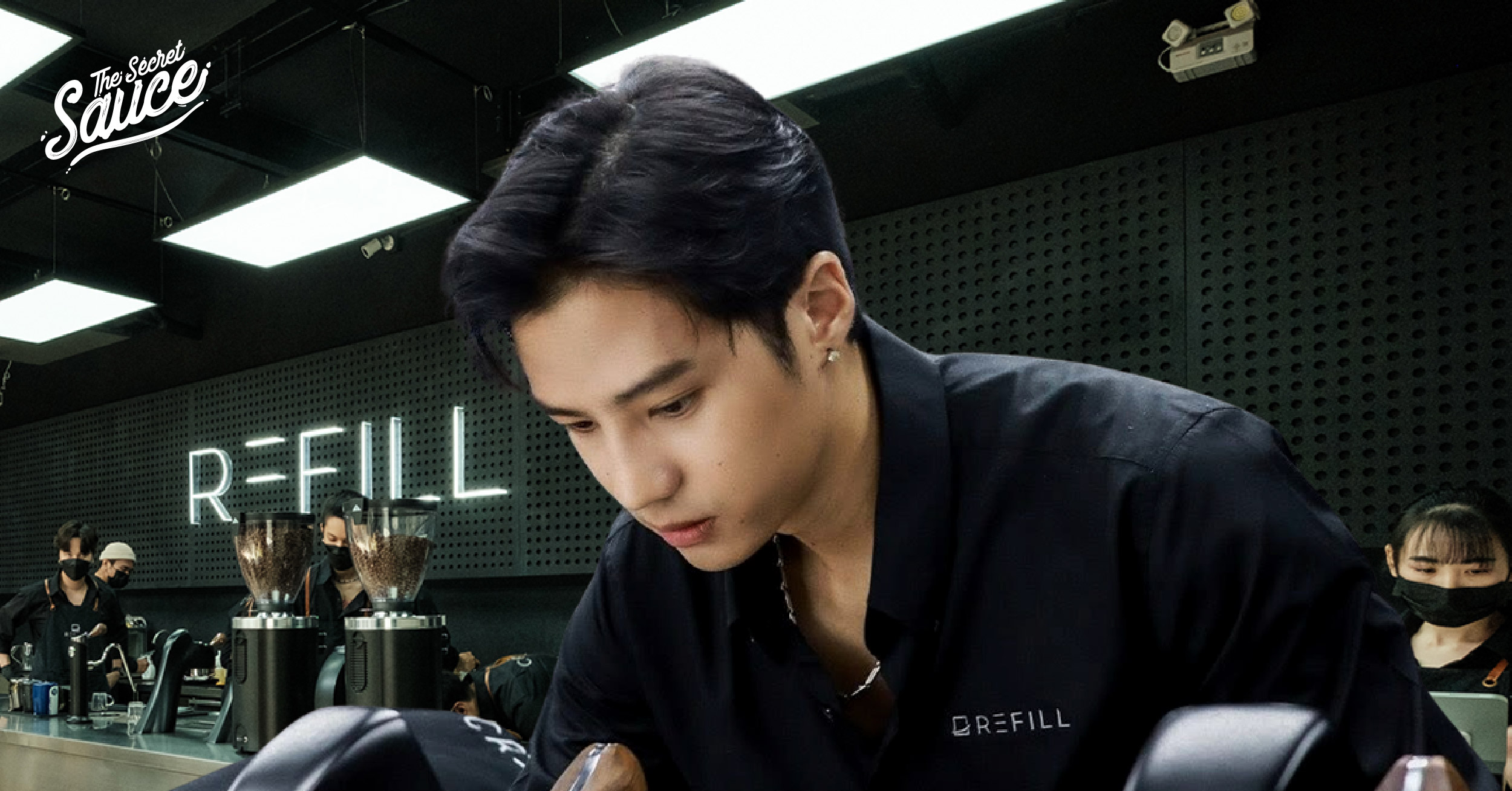 แบงค์-ธิติ มหาโยธารักษ์ เจ้าของร้าน Refill.coffee กำลังชงกาแฟ