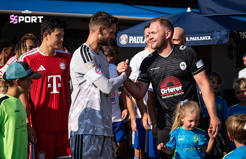 นักฟุตบอลบาเยิร์น มิวนิก กำลังแข่งขันกับทีม FC Rottach-Egern ในเกมปรีซีซัน 1