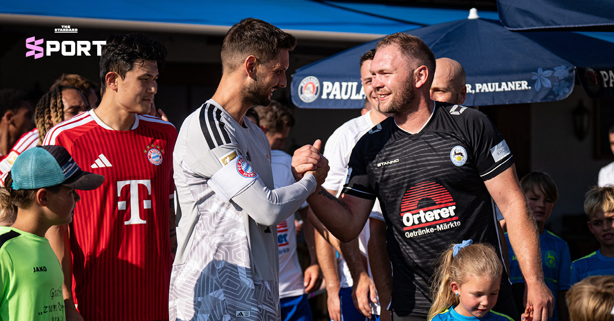 นักฟุตบอลบาเยิร์น มิวนิก กำลังแข่งขันกับทีม FC Rottach-Egern ในเกมปรีซีซัน