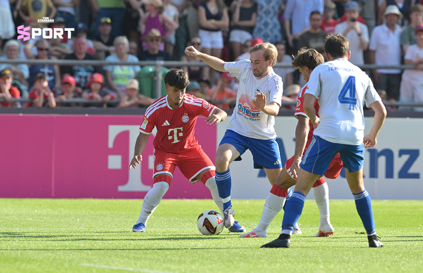 นักฟุตบอลบาเยิร์น มิวนิก กำลังแข่งขันกับทีม FC Rottach-Egern ในเกมปรีซีซัน 2