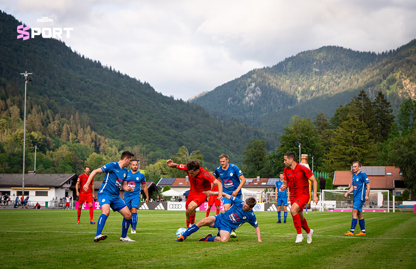นักฟุตบอลบาเยิร์น มิวนิก กำลังแข่งขันกับทีม FC Rottach-Egern ในเกมปรีซีซัน 4