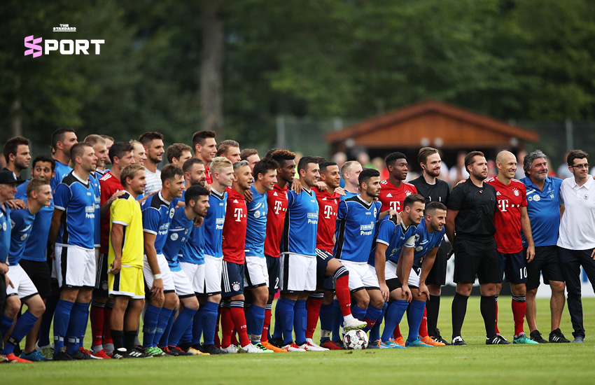 นักฟุตบอลบาเยิร์น มิวนิก กำลังแข่งขันกับทีม FC Rottach-Egern ในเกมปรีซีซัน 5
