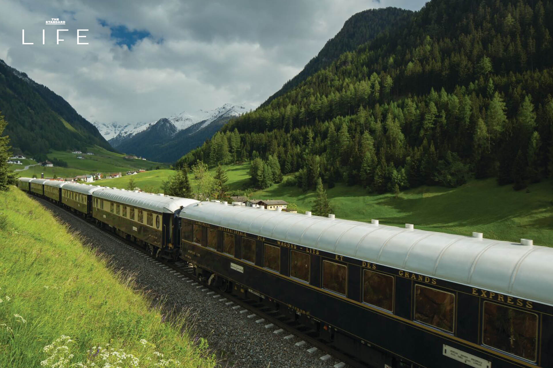 ภาพรถไฟหรูของ Belmond ที่วิ่งผ่านทิวทัศน์ธรรมชาติ 1